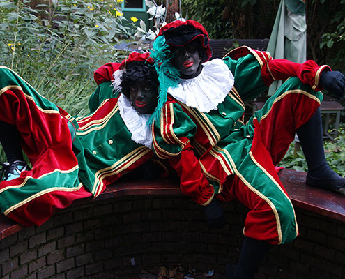 meesterwerk grot oorlog Sinterklaas en Pietenpak huren in Den Haag